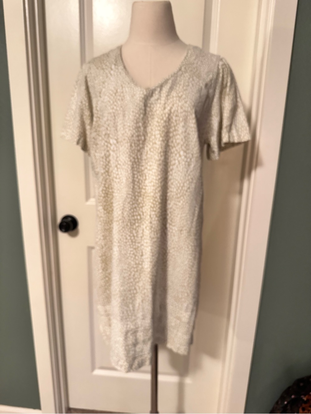 Nicole Miller Cream Textured V-Neck Midi Shift Dress